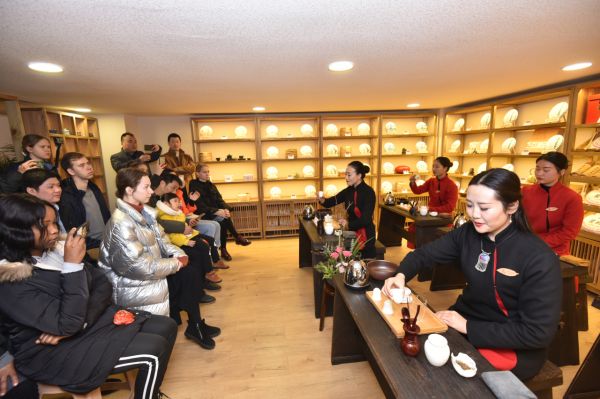 品茗。（宜宾新闻网  曾江 摄）