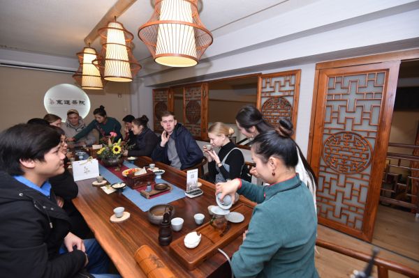 茶艺交流现场 。（宜宾新闻网 曾江 摄）